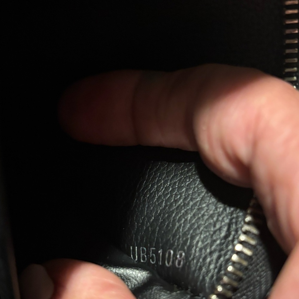 Authentic Louis Vuitton Black leather Lock Me full zip wallet - Picture 13 of 13